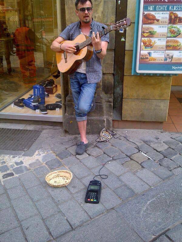 Mobile Payment in der Fußgängerzone