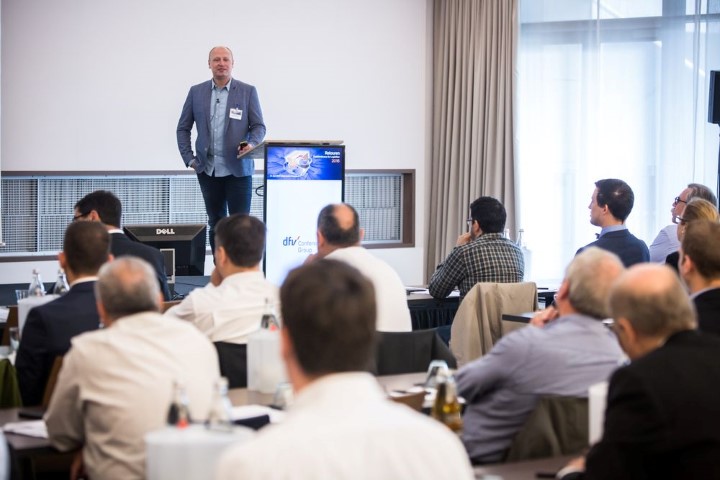 Der Geschäftsführer von ROSE Bikes, Thorsten Heckrath-Rose, während seiner Keynote bei der Retouren 2016 Konferenz. Quelle: dfv Conference Group GmbH 