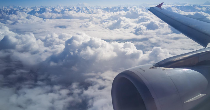 flugzeug fenster mit aussicht wolken