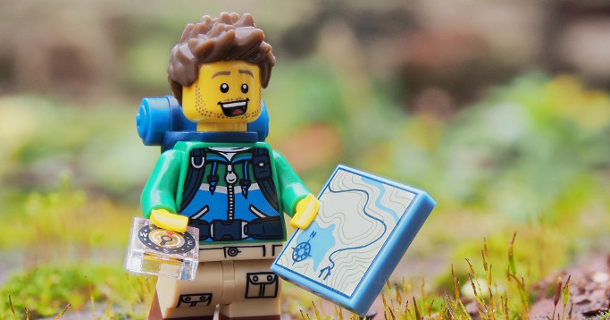 lego hiker mit kompass und karte