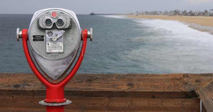 retro fernglas rot aufs meer