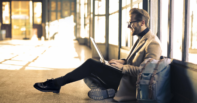 mann mit laptop im schoß 