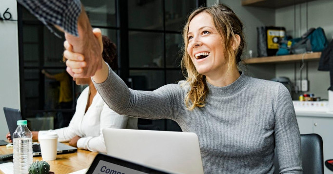 frau im büro, handshake über laptop