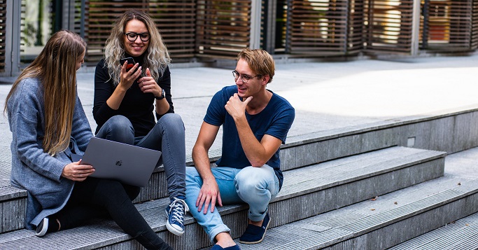 Studenten auf Treppe