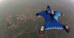 Elektro-Boost BMW-Style: Wingsuits als neue Sportflitzer der Lüfte [Netzfund]