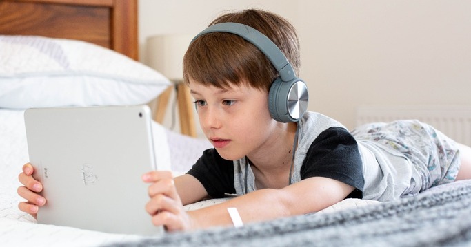 Gaming auf Rezept [Netzfund] - Kind mit Tablet 