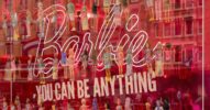 Schaufenster mit Barbiepuppen und dem Slogan: Barbie - You can be anything.