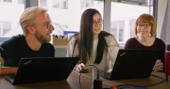 Team bei der gemeinsamen Webentwicklung