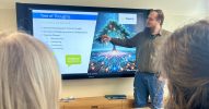 KI-Experte der dotSource SE hält KI-Seminar vor Teilnehmenden.