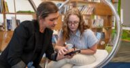 Zwei Frauen gucken gemeinsam auf ein Smartphone.
