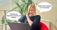 Eine Frau arbeitet am Laptop und telefoniert dabei.