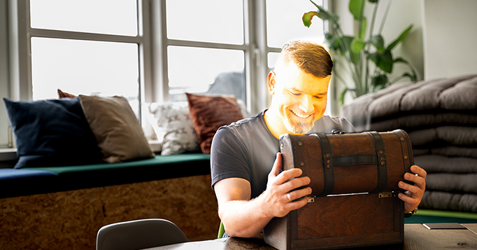 Mann &ouml;ffnet eine Schatztruhe als Symbol f&uuml;r Datensch&auml;tze im CRM und deren Nutzung mit Claudeforce bzw. KI-Tools