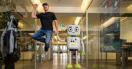 Mensch und Roboter in einer Büroumgebung als Symbol für das Thema KI-Agenten erstellen