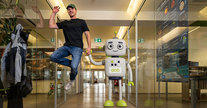 Mensch und Roboter in einer Büroumgebung als Symbol für das Thema KI-Agenten erstellen